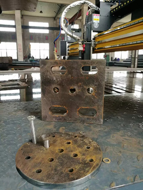 路灯生产厂家用918博天堂(中国游)最新官方网站数控等离子切割机现场切割的工件